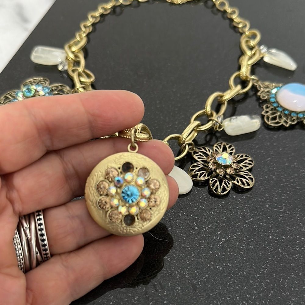 Gold tone Charm Necklace with Cristals and lock it charm - Picture 11 of 13